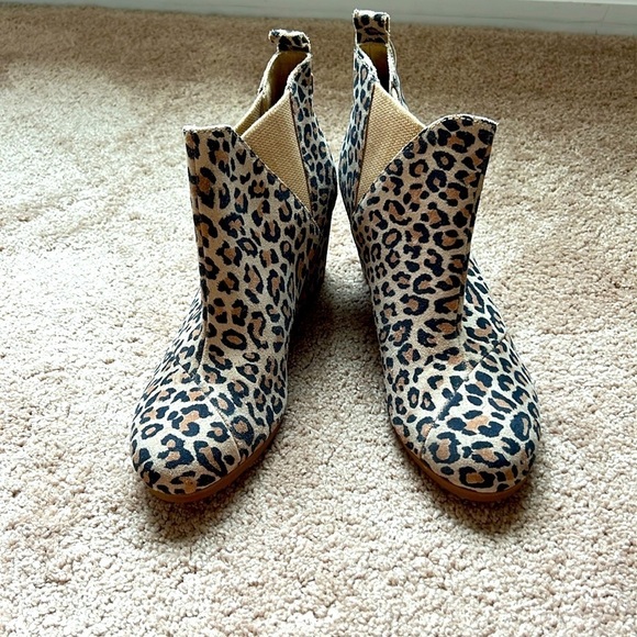 Toms Shoes - NWT TOMS Womens Side Gores Kelsey Suede Wedge Booties